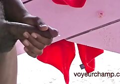 B de la copa de Asia sexy perforado con su muslo de alta medias de red en una cama cholas de polleras xxx